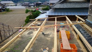 セメント仕上げのベランダ。長年で雨漏りしだしたので屋根を！