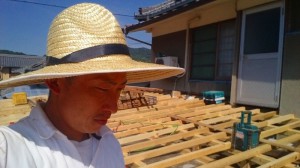 この日は、かなり暑かった。これからの屋外の工事はこの麦わら帽子が必需品☺