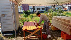 施主さんに壁に使う板を塗ってもらってます